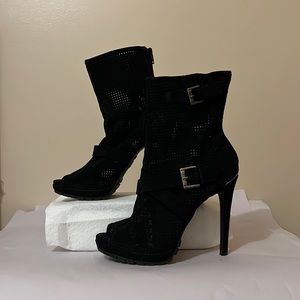 Open toe booty / shoe by Juicy for Kohl’s in size 6.5 in high heels . Color blk
